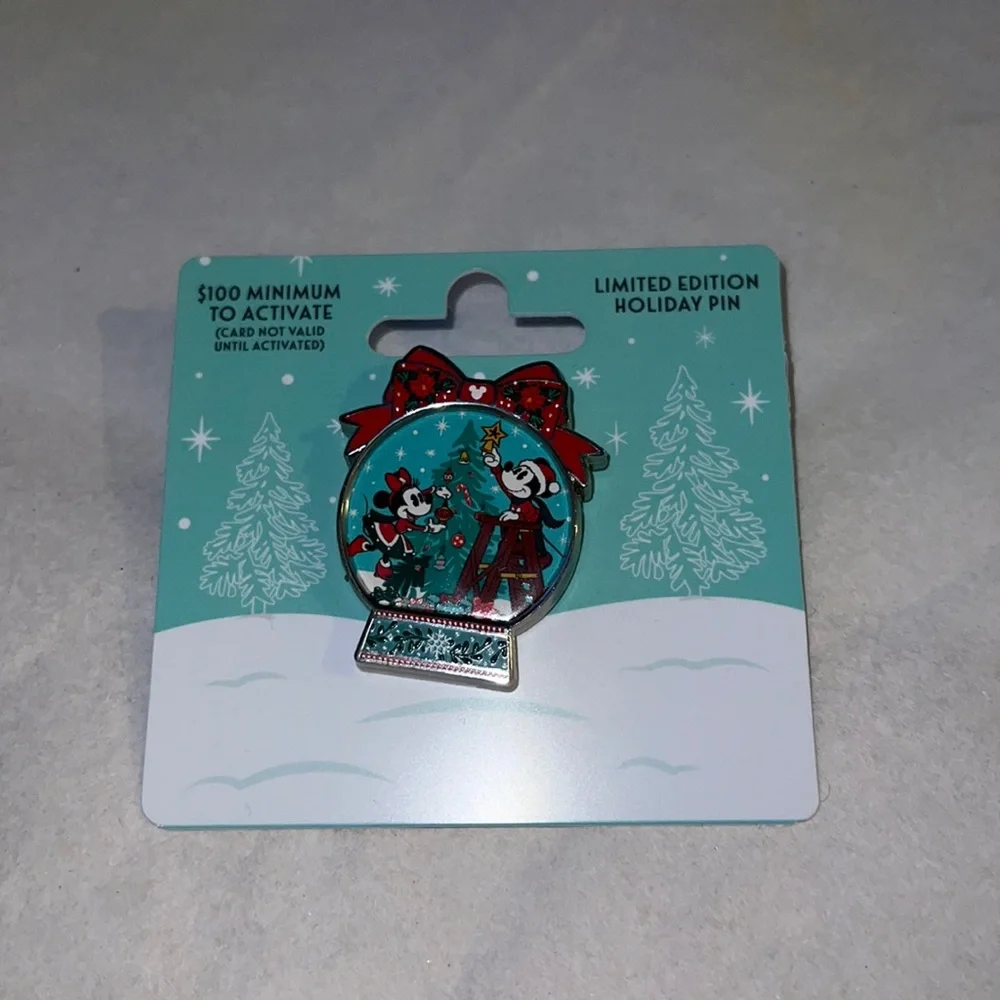 Disney Mickey and Minnie Holiday LIMITED EDITION Pin